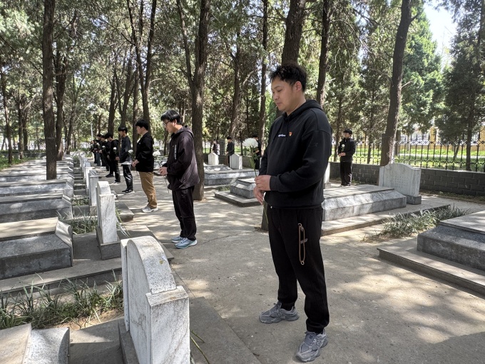 烈士墓前合影_副本.jpg